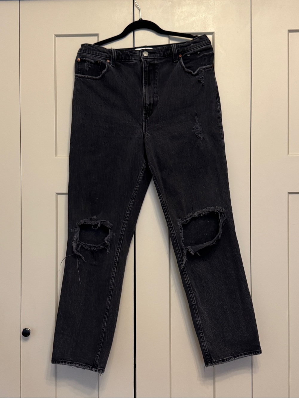 Abercrombie & Fitch 90s Straight Ultra High Rise Black Distressed Jeans